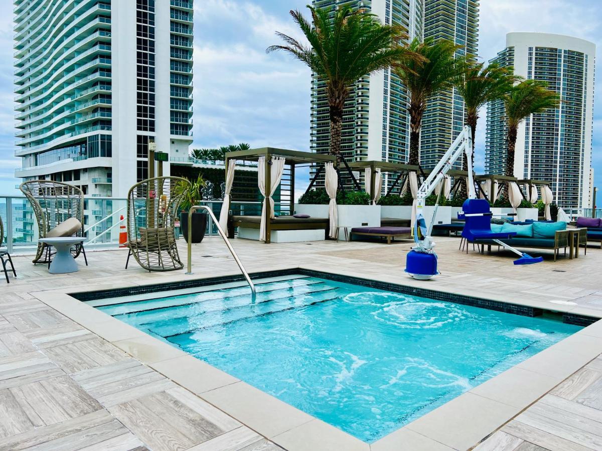 Hyde House: Oceanfront 2br With Direct Views Apartment